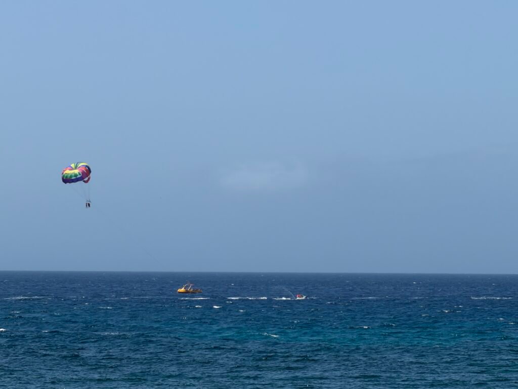 Parasailing Tenerife partjainál az óceán felett